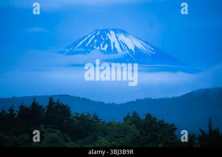 Pittoresque Mont Fuji vu de Hakone, Japon avec des nuages au premier plan Banque D'Images