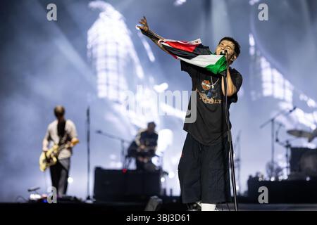 Porto, Portugal. 12 juin 2025. Grian Chatten de Fontaines D.C. se produit en direct au Primavera Sound Porto 2025, offrant un décor saisissant. Crédit : SOPA images Limited/Alamy Live News Banque D'Images
