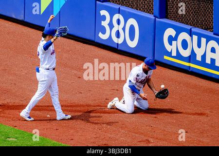 Queens, New York, États-Unis. 12 juin 2025. Juan Soto (22 ans), outfielder des mets de New York, célèbre Tyrone Taylor (15 ans), outfielder des mets de New York, après sa prise de plongée pendant le match MLB entre les Nationals de Washington et les mets de NY au Citi Field (crédit image : © James Patrick Cooper/ZUMA Press Wire) USAGE ÉDITORIAL SEULEMENT ! Non destiné à UN USAGE commercial ! Banque D'Images