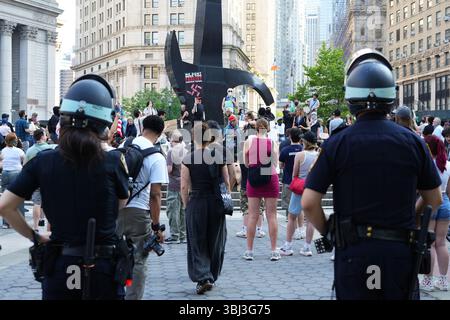 New York, USA.11th juin 2025. Les manifestants contre les politiques d'immigration et d'application des douanes (ICE) se rassemblent à Foley Square le 11 juin 2025 à New York. Plusieurs personnes ont été arrêtées dans Lower Manhattan mercredi soir, alors que les gens se sont une fois de plus ralliés contre les politiques d’immigration de l’administration Trump et les raids et rafles d’immigrants sans papiers à l’échelle du pays. Crédit : Liao Pan/China News Service/Alamy Live News Banque D'Images