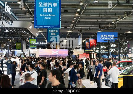 Hong Kong, Chine.12th juin 2025. Les gens visitent l'International Automotive Supply Chain Expo 2025 (Hong Kong) à AsiaWorld-Expo le 12 juin 2025 à Hong Kong, Chine. Crédit : Li Zhihua/China News Service/Alamy Live News Banque D'Images