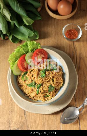 Vue de dessus Indomie Bangladesh, Mie Goreng avec sauce épicée, légumes et piment secret populaire de Medan et Aceh, Indonésie Banque D'Images