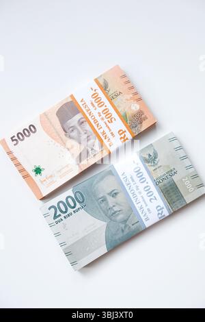 Pekanbaru, Indonésie - 21 mars 2025 : collection de billets de banque indonésiens en rupiah isolés sur fond blanc, focalisation sélective Banque D'Images