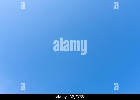 Beau ciel bleu clair sans nuages le matin ou l'après-midi le jour ensoleillé est utilisé comme texture de fond naturel dans les travaux d'art décoratif. Banque D'Images