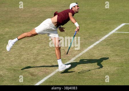 ROSMALEN, PAYS-BAS - 11 JUIN : Karen Khachanov, de Russie, lors des Championnats Libema Open Grass court 2025 à Autotron le 11 juin 2025 à Rosmalen, pays-Bas. (Photo de Marleen Fouchier/Orange Pictures) Banque D'Images