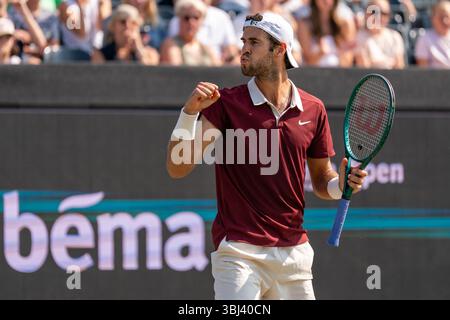 ROSMALEN, PAYS-BAS - 11 JUIN : Karen Khachanov, de Russie, lors des Championnats Libema Open Grass court 2025 à Autotron le 11 juin 2025 à Rosmalen, pays-Bas. (Photo de Marleen Fouchier/Orange Pictures) Banque D'Images