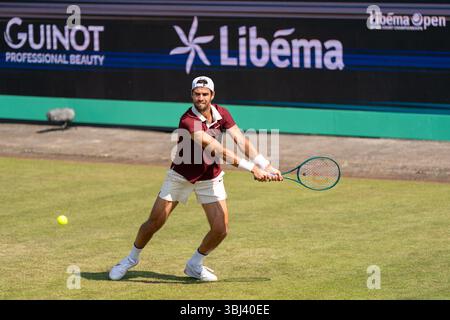 ROSMALEN, PAYS-BAS - 11 JUIN : Karen Khachanov, de Russie, lors des Championnats Libema Open Grass court 2025 à Autotron le 11 juin 2025 à Rosmalen, pays-Bas. (Photo de Marleen Fouchier/Orange Pictures) Banque D'Images