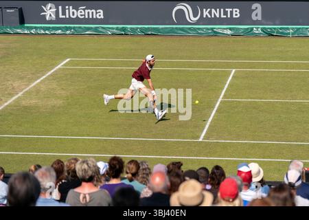 ROSMALEN, PAYS-BAS - 11 JUIN : Karen Khachanov, de Russie, lors des Championnats Libema Open Grass court 2025 à Autotron le 11 juin 2025 à Rosmalen, pays-Bas. (Photo de Marleen Fouchier/Orange Pictures) Banque D'Images