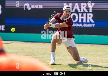 ROSMALEN, PAYS-BAS - 11 JUIN : Karen Khachanov, de Russie, lors des Championnats Libema Open Grass court 2025 à Autotron le 11 juin 2025 à Rosmalen, pays-Bas. (Photo de Marleen Fouchier/Orange Pictures) Banque D'Images