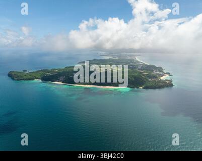 Littoral à Boracay avec plages de sable blanc entourées d'eau de mer turquoise. Philippines. Banque D'Images