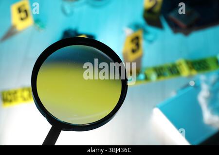Expertise médico-légale. Loupe contre la scène de crime, mise au point sélective Banque D'Images