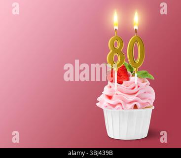 Délicieux cupcake avec des bougies en forme de nombre brûlant sur fond dégradé rose, espace pour le texte. 80e anniversaire ou autre occasion spéciale Banque D'Images