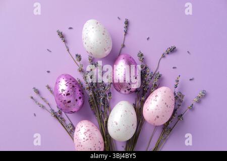 Vue de dessus oeufs de Pâques en couleur violette et bouquet de lavande Banque D'Images