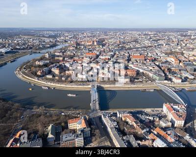 Cracovie, Pologne : vue aérienne du quartier historique de Kazimierz et du pont du Père Bernatek sur la Vistule à Cracovie par une journée ensoleillée d’hiver Banque D'Images