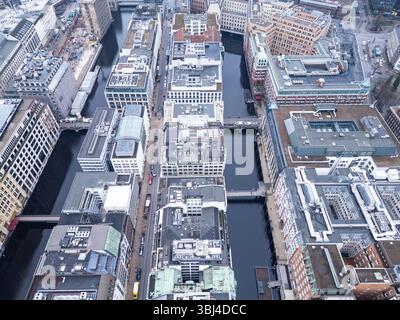Hambourg, Allemagne : vue aérienne par drone de la rue commerçante et commerciale Neuer Wall le long des canaux de l'Elbe dans le nord de l'Allemagne, centre-ville et affaires d Banque D'Images