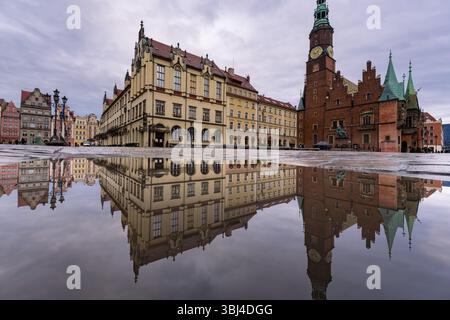 Wroclaw, Pologne : Reflecton de la place du marché médiéval et de l'ancien bâtiment de l'hôtel de ville dans la vieille ville de Wroclaw en Pologne. Banque D'Images