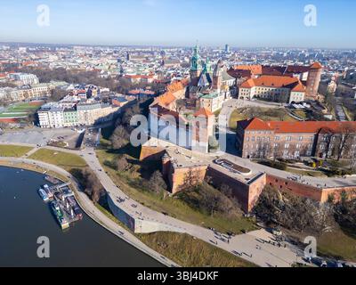 Cracovie, Pologne : vue aérienne du célèbre château royal de Wawel et de la cathédrale le long de la Vistule lors d'une journée d'hiver ensoleillée en Pologne. Banque D'Images