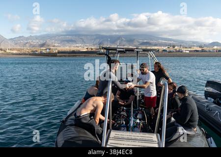 Groupe de plongeurs préparant leur équipement de plongée sous-marine sur un bateau avant de plonger dans l'océan Banque D'Images