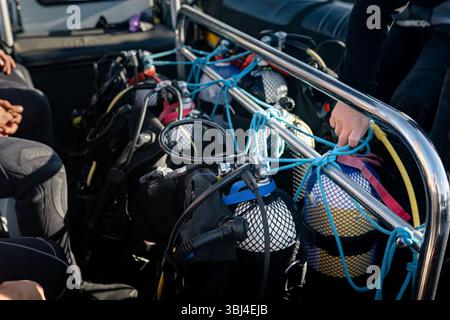 Les réservoirs et le matériel de plongée sont sécurisés sur un bateau de plongée, préparé pour les plongeurs à explorer le monde sous-marin Banque D'Images