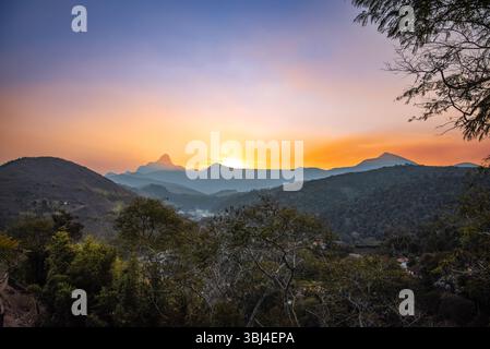 Lumière dorée remplissant la vallée à Itaipava pendant le coucher du soleil - Braziil Banque D'Images