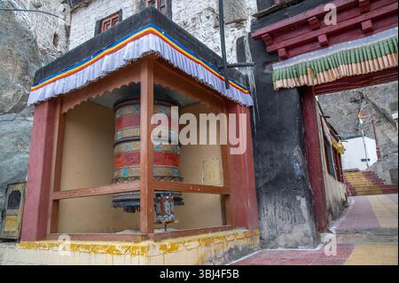 Roue de prière bouddhiste géante à l'intérieur du monastère Diskit, vallée de Nubra, Ladakh, Inde, symbolisant la paix, la dévotion et la tradition spirituelle tibétaine. Banque D'Images