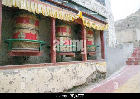 Roue de prière bouddhiste géante à l'intérieur du monastère Diskit, vallée de Nubra, Ladakh, Inde, symbolisant la paix, la dévotion et la tradition spirituelle tibétaine. Banque D'Images