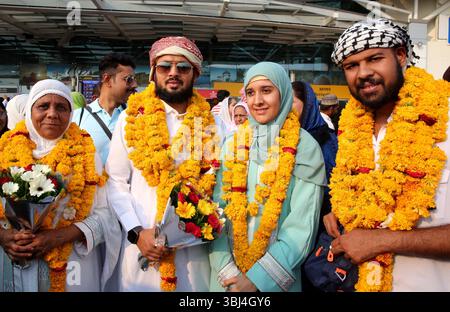 Pèlerins de retour du pèlerinage du Hajj, à Bhopal, en Inde les pèlerins musulmans posent pour une photographie après leur retour du pèlerinage du Hajj du sanctuaire de la Mecque, à l'aéroport Raja Bhoj de Bhopal, en Inde, le 13 juin 2025. Le Hadj est le pèlerinage islamique annuel à la Mecque Makkah, dans l'actuelle Arabie saoudite. C’est l’un des cinq piliers de l’islam, ce qui en fait une obligation religieuse pour chaque musulman adulte qui est physiquement et financièrement capable de l’entreprendre au moins une fois dans sa vie. Bhopal india Copyright : xMatrixxImagesx/xSanjeevxGuptax Banque D'Images