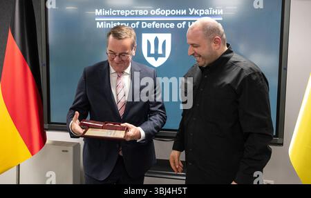 Non exclusif : le ministre de la Défense de l'Ukraine Rustem Umerov (R) remet le ministre fédéral de la Défense de l'Allemagne Boris Pistorius avec le prix « pour Stren Banque D'Images