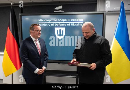 Non exclusif : le ministre de la Défense de l'Ukraine Rustem Umerov (R) remet le ministre fédéral de la Défense de l'Allemagne Boris Pistorius avec le prix « pour Stren Banque D'Images