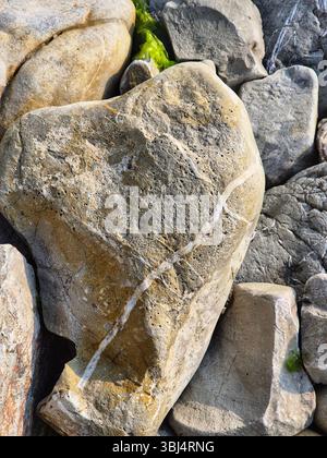 Pierre sur la côte avec inclusions d'ardoise. belle pierre. structure de pierre inhabituelle Banque D'Images