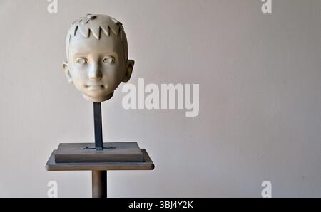 Édimbourg, Écosse, Royaume-Uni. 13 juin 2025. Le sculpteur écossais primé Kenny Hunter apporte ses œuvres contemporaines à la Fine Art Society cet été. Oublions, Hunter expérimente des utilisations inattendues de l'échelle, du matériel et du sujet. Argile la sculpture de vie. Commençant demain à la Fine Art Society de Dundas Street et se déroulant parallèlement au festival d'Édimbourg qui se termine le 30 août. Crédit : Craig Brown/Alamy Live News Banque D'Images