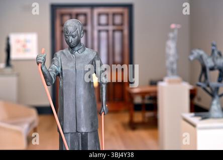 Édimbourg, Écosse, Royaume-Uni. 13 juin 2025. Le sculpteur écossais primé Kenny Hunter apporte ses œuvres contemporaines à la Fine Art Society cet été. Oublions, Hunter expérimente des utilisations inattendues de l'échelle, du matériel et du sujet. Modèle pour une sculpture de monument inachevé (statecraft). Commençant demain à la Fine Art Society de Dundas Street et se déroulant parallèlement au festival d'Édimbourg qui se termine le 30 août. Crédit : Craig Brown/Alamy Live News Banque D'Images