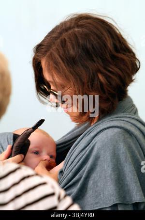 Maggie Gyllenhaal et son mari Peter Sarsgaard avec leurs enfants Ramona et Gloria ont rendu visite à la mère de Maggie Naomi Foner sur le tournage du nouveau film 'Very Good Girls' à New York - 31 juillet 2012 Banque D'Images