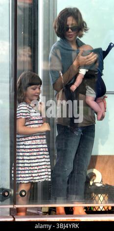 Maggie Gyllenhaal et son mari Peter Sarsgaard avec leurs enfants Ramona et Gloria ont rendu visite à la mère de Maggie Naomi Foner sur le tournage du nouveau film 'Very Good Girls' à New York - 31 juillet 2012 Banque D'Images
