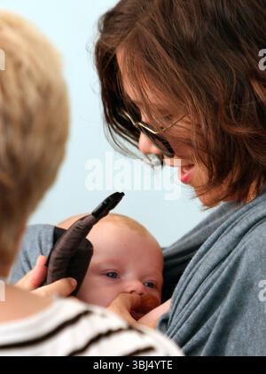 Maggie Gyllenhaal et son mari Peter Sarsgaard avec leurs enfants Ramona et Gloria ont rendu visite à la mère de Maggie Naomi Foner sur le tournage du nouveau film 'Very Good Girls' à New York - 31 juillet 2012 Banque D'Images