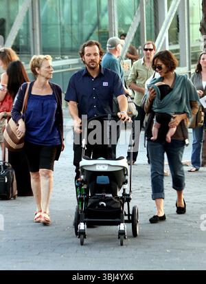 Maggie Gyllenhaal et son mari Peter Sarsgaard avec leurs enfants Ramona et Gloria ont rendu visite à la mère de Maggie Naomi Foner sur le tournage du nouveau film 'Very Good Girls' à New York - 31 juillet 2012 Banque D'Images