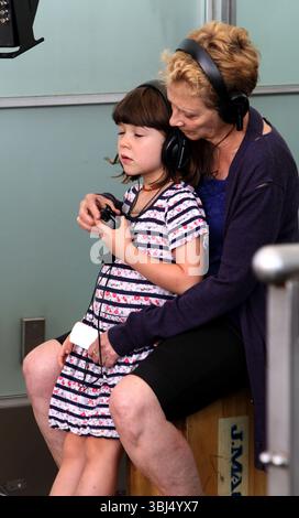 Maggie Gyllenhaal et son mari Peter Sarsgaard avec leurs enfants Ramona et Gloria ont rendu visite à la mère de Maggie Naomi Foner sur le tournage du nouveau film 'Very Good Girls' à New York - 31 juillet 2012 Banque D'Images