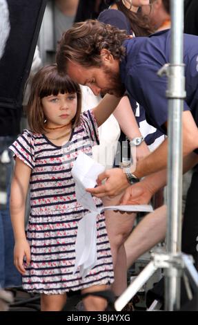 Maggie Gyllenhaal et son mari Peter Sarsgaard avec leurs enfants Ramona et Gloria ont rendu visite à la mère de Maggie Naomi Foner sur le tournage du nouveau film 'Very Good Girls' à New York - 31 juillet 2012 Banque D'Images