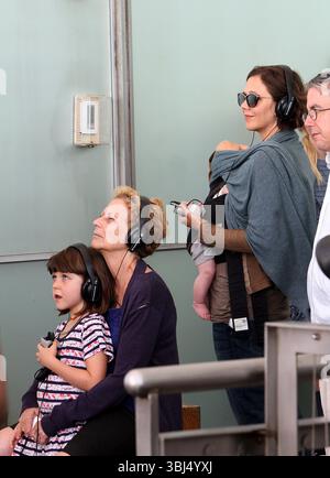 Maggie Gyllenhaal et son mari Peter Sarsgaard avec leurs enfants Ramona et Gloria ont rendu visite à la mère de Maggie Naomi Foner sur le tournage du nouveau film 'Very Good Girls' à New York - 31 juillet 2012 Banque D'Images