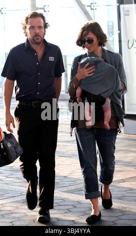 Maggie Gyllenhaal et son mari Peter Sarsgaard avec leurs enfants Ramona et Gloria ont rendu visite à la mère de Maggie Naomi Foner sur le tournage du nouveau film 'Very Good Girls' à New York - 31 juillet 2012 Banque D'Images