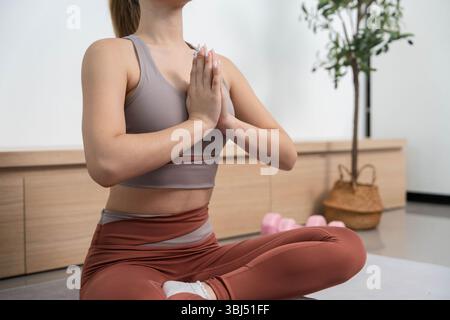Pratique du yoga et pleine conscience. Jeune femme dans une pose méditative avec les mains en position de prière. Banque D'Images