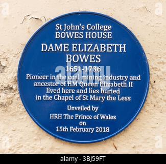 Plaque bleue sur la maison Bowes de Dame Elizabeth Bowes, St John's College, Université de Durham, Angleterre, Royaume-Uni Banque D'Images