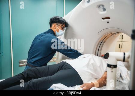 Puerto Princesa, Philippines - 4 août 2022 : un professionnel de la santé préparant un patient pour une tomodensitométrie (CT) dans un hôpital Banque D'Images