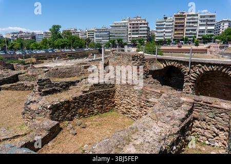 anciennes ruines de l'ancien marché romain de l'aqueduc dans la ville de thessalonique en grèce Banque D'Images