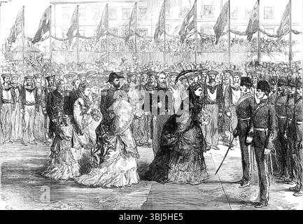 La reine à Portsmouth inspectant la brigade navale de la guerre Ashantee, 1874. L'inspection par sa Majesté [la reine Victoria] des marins et des marines de la Royal Navy qui ont si bien porté leur part, avec trois régiments de l'armée, dans la campagne contre les Ashantees, a été une cérémonie intéressante. [Il a eu lieu le jour de George] dans la cour d'avitaillement de Royal Clarence à Gosport... la cour était décorée de drapeaux sur des poteaux installés tout autour de l'espace ouvert, et réunis par des festons de laurier... les marins, les marines, et l'artillerie de marine, étaient dressés sur trois côtés de la Banque D'Images