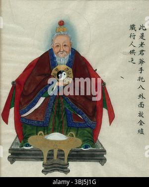 Kau Jun, le 'vénérable gentleman', vêtu d'un costume traditionnel, portant les 'huit trigrammes' et le symbole 'Yin et Yang', 1800-1899. Informations complémentaires : les trigrammes sont composés des qualités positives et négatives du yin et du yang et représentent des étapes dans le processus continu de changement. Ils sont trouvés dans le I Ching comme outils de divination et utilisés dans la science du feng shui. Banque D'Images