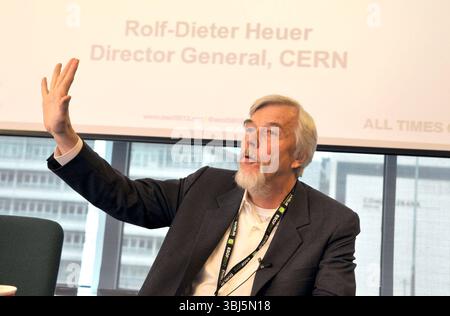 Rolf-Dieter Heuer, Directeur général du CERN, prend la parole lors d'un point de presse lors de l'Euroscience Open Forum (ESOF) au Palais des Congrès de Dublin, Irlande, le 13 juillet 2012 Banque D'Images