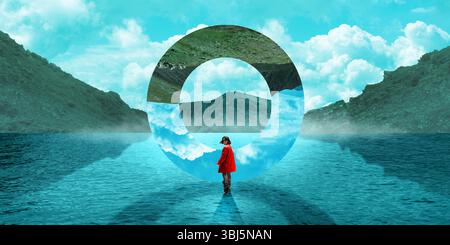 Femme se tient devant un portail circulaire en miroir entouré par l'eau, reflétant une autre version du monde et d'elle-même dans l'équilibre symbolique. Surréaliste Banque D'Images