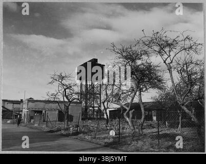 RAF Iver Heath, Iver, Buckinghamshire, 1942-1943. Le château d'eau et la salle de garde à RAF Iver Heath, Pinewood Studios. Pinewood Studios - ou RAF Iver Heath - a été utilisé comme base pendant la seconde Guerre mondiale pour la Royal Air Force film production Unit, la Crown film Unit, et l'Army film and Photographic Unit. Les studios ont été utilisés pour produire à la fois des films prônant le rôle des forces armées dans la guerre, et des films documentaires, enregistrant les progrès de la guerre. Dorothy 'Knicky' Chapman a été affectée aux studios Pinewood pour servir de WAAF avec l'unité de production cinématographique de la RAF, travaillant dans The Still Banque D'Images
