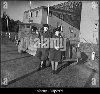 Les aviateurs de la WAAF Joan Curran et PAM Hicks en uniforme ont posé pour la caméra devant un camion militaire devant la RAF Iver Heath, Pinewood Studios, Buckinghamshire, 1943. Pinewood Studios - ou RAF Iver Heath - a été utilisé comme base pendant la seconde Guerre mondiale pour la Royal Air Force film production Unit, la Crown film Unit, et l'Army film and Photographic Unit. Les studios ont été utilisés pour produire à la fois des films prônant le rôle des forces armées dans la guerre, et des films documentaires, enregistrant les progrès de la guerre. Dorothy 'Knicky' Chapman a été affectée aux studios Pinewood pour servir en tant que WAAF w Banque D'Images